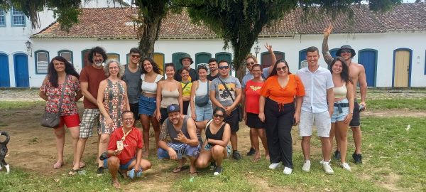 Grupo de turistas fazendo o free walking tour da Free Walker Tours em Paraty