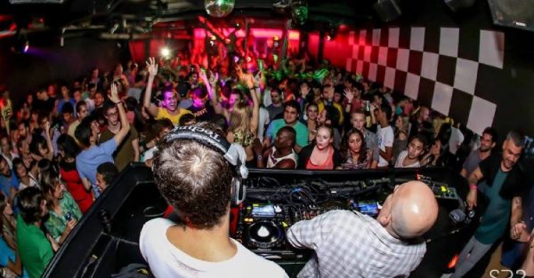 Boate tocando funk