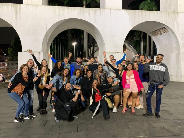 Grupo do tour Pub Crawl da Free Walker Tours em frente aos Arcos da Lapa